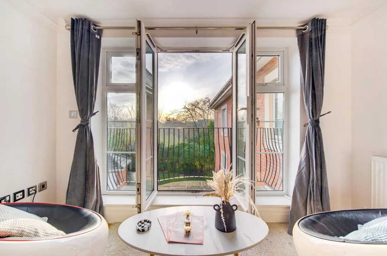 3-Bedroom Penthouse, Brentford, Free Parking Apartment