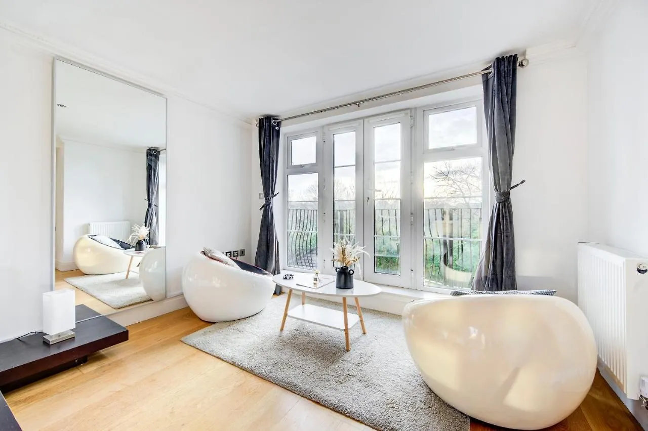 3-Bedroom Penthouse, Brentford, Free Parking