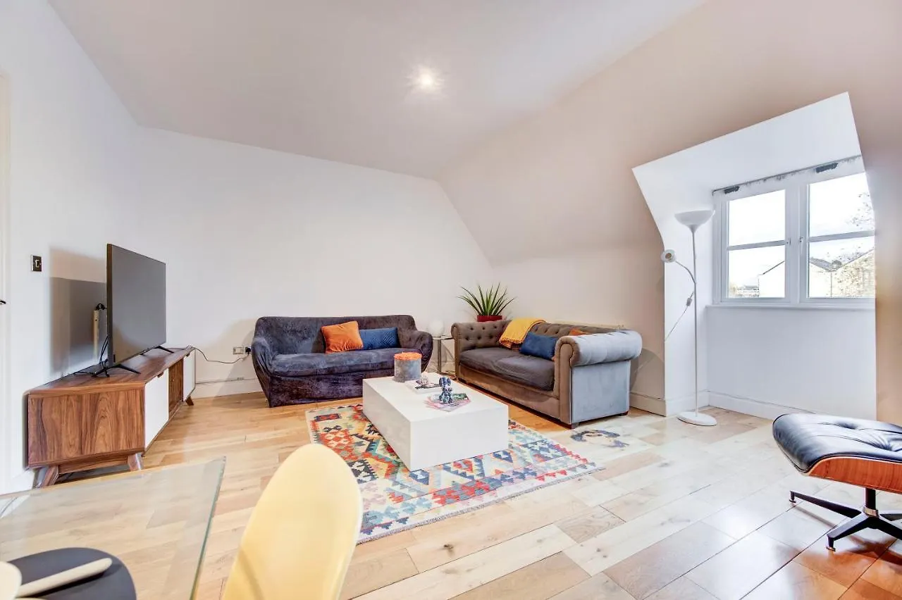 3-Bedroom Penthouse, Brentford, Free Parking 0*, Brentford United Kingdom