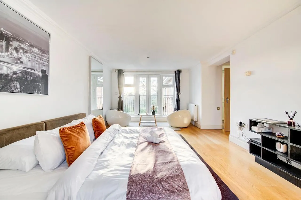 Apartment 3-Bedroom Penthouse, Brentford, Free Parking United Kingdom