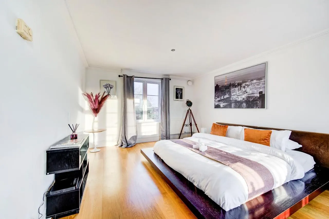 3-Bedroom Penthouse, Brentford, Free Parking Brentford