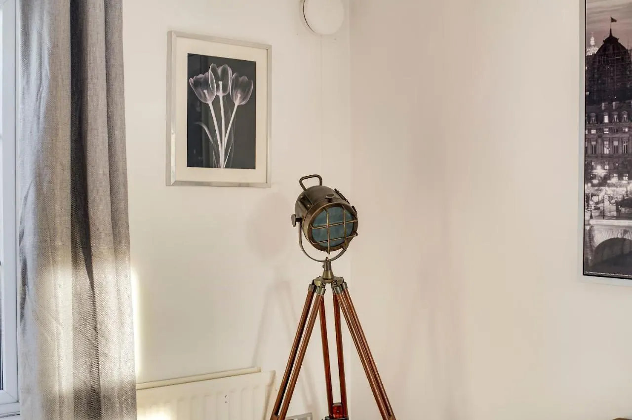 3-Bedroom Penthouse, Brentford, Free Parking