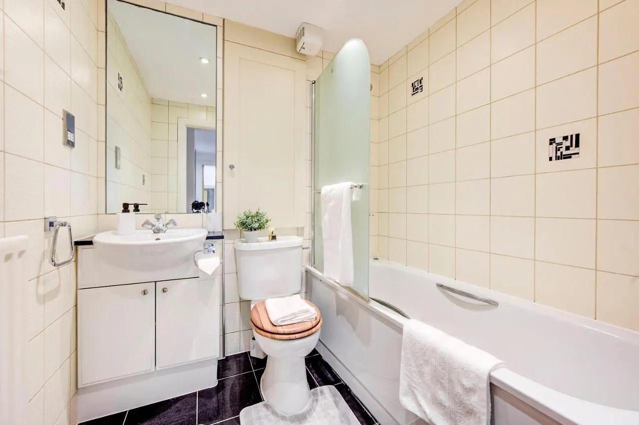 Apartment 3-Bedroom Penthouse, Brentford, Free Parking