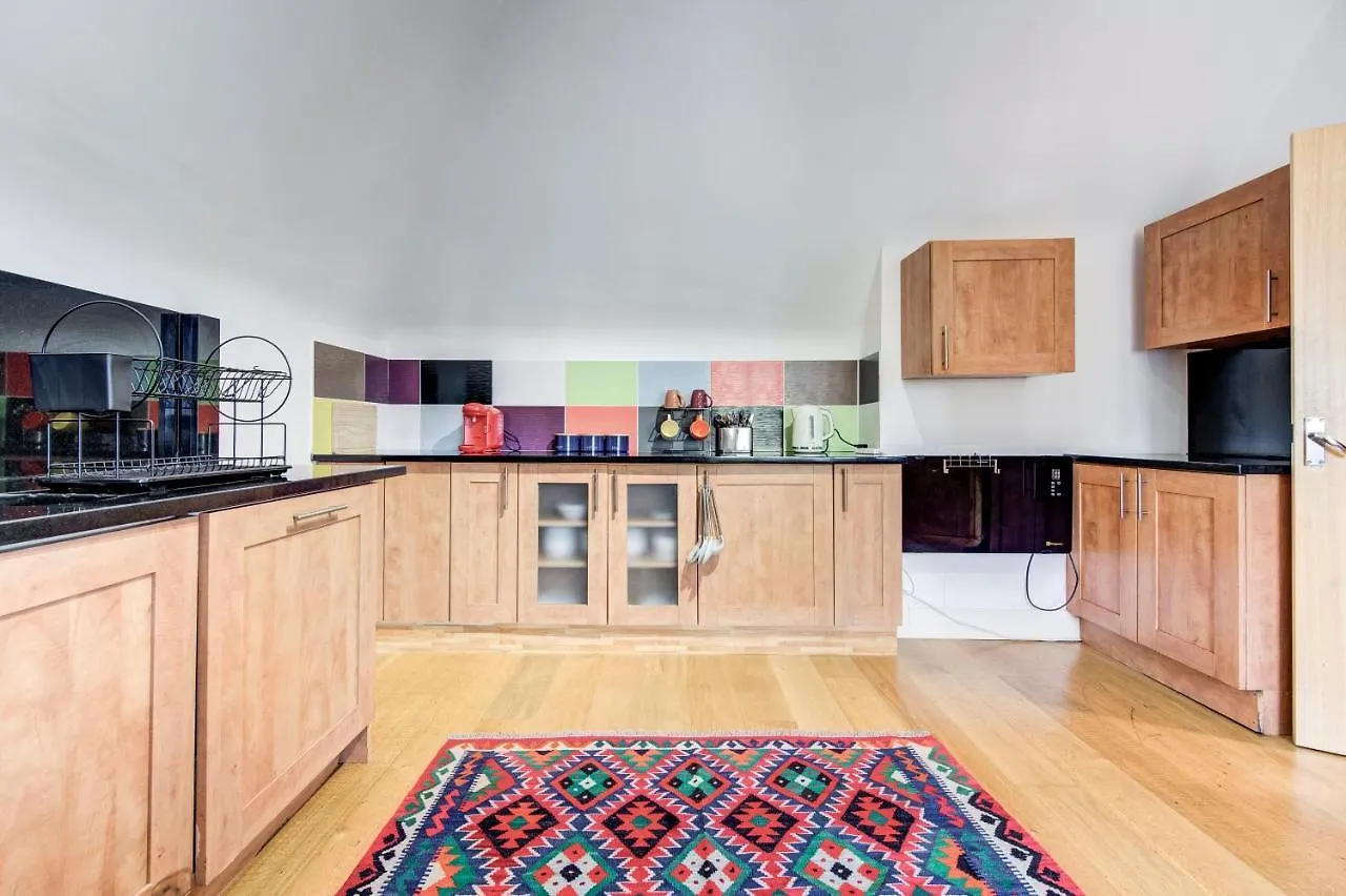 3-Bedroom Penthouse, Brentford, Free Parking 0*, Brentford
