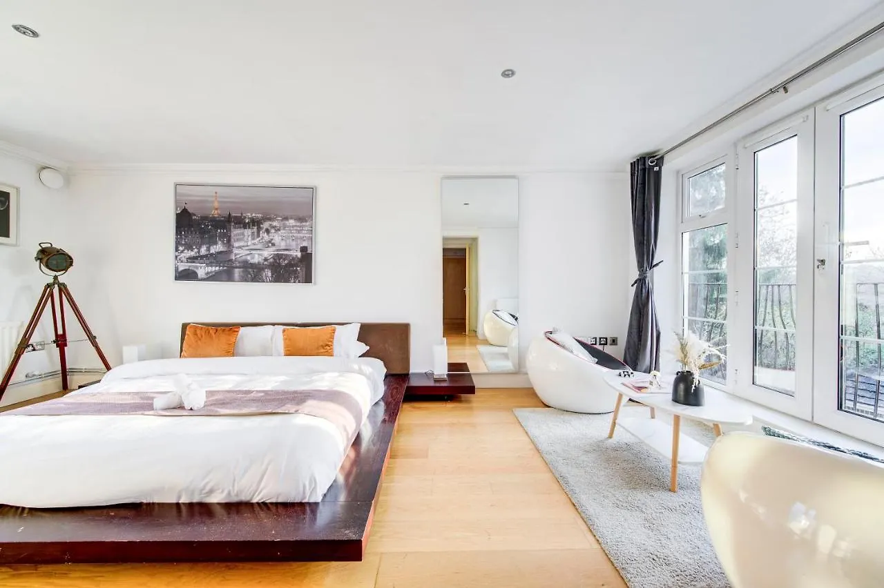 Apartment 3-Bedroom Penthouse, Brentford, Free Parking United Kingdom