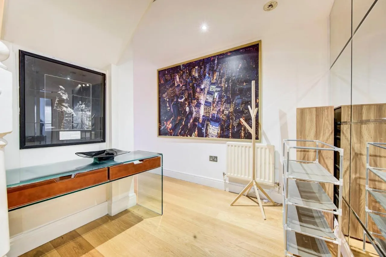 Apartment 3-Bedroom Penthouse, Brentford, Free Parking