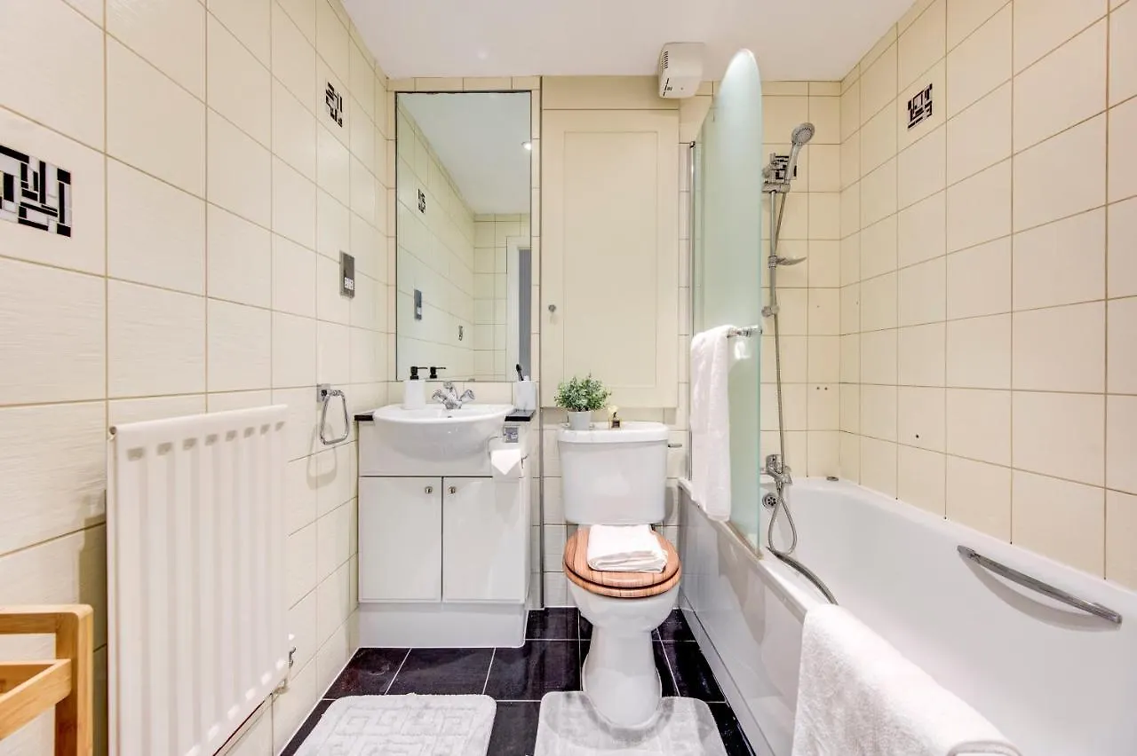 3-Bedroom Penthouse, Brentford, Free Parking United Kingdom