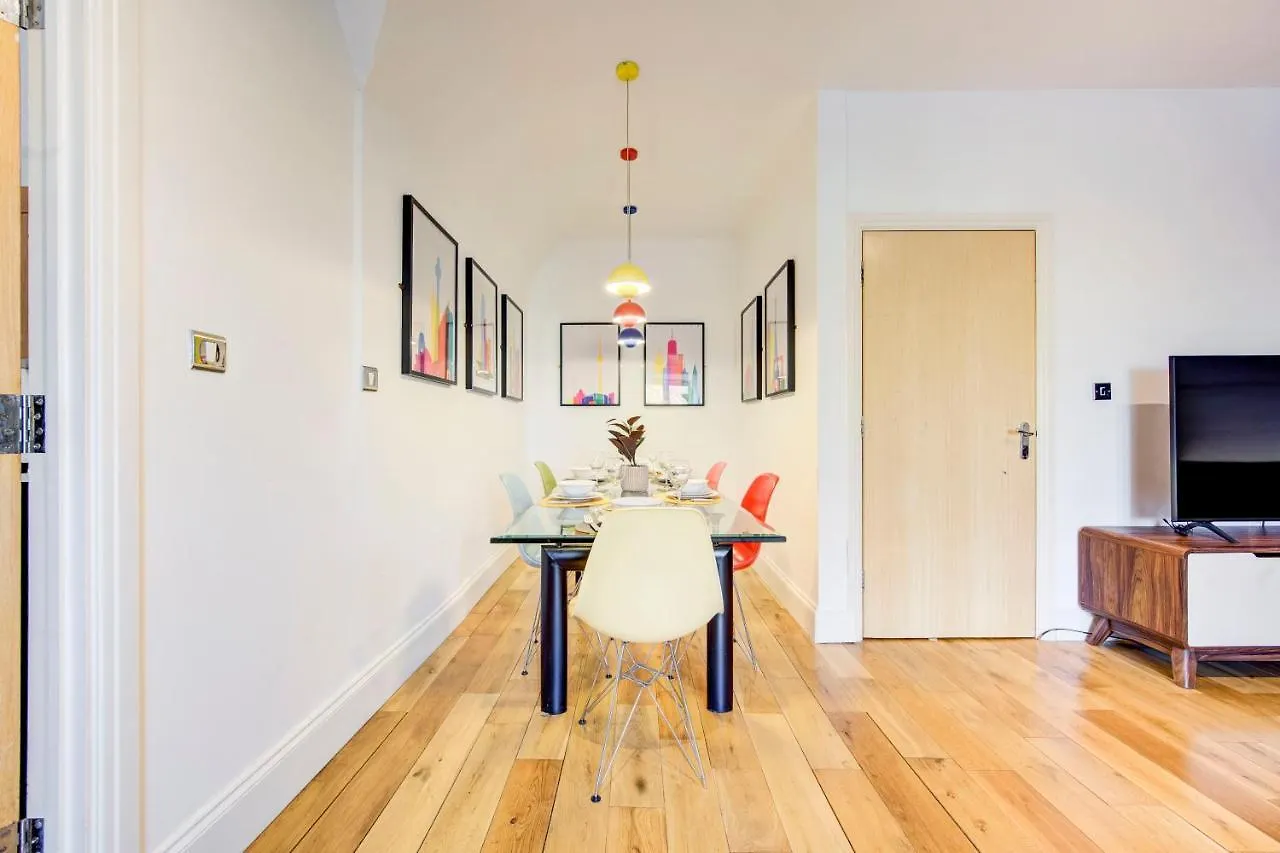 Apartment 3-Bedroom Penthouse, Brentford, Free Parking
