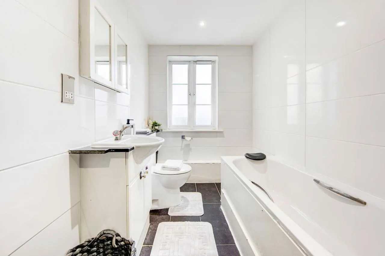 Apartment 3-Bedroom Penthouse, Brentford, Free Parking United Kingdom