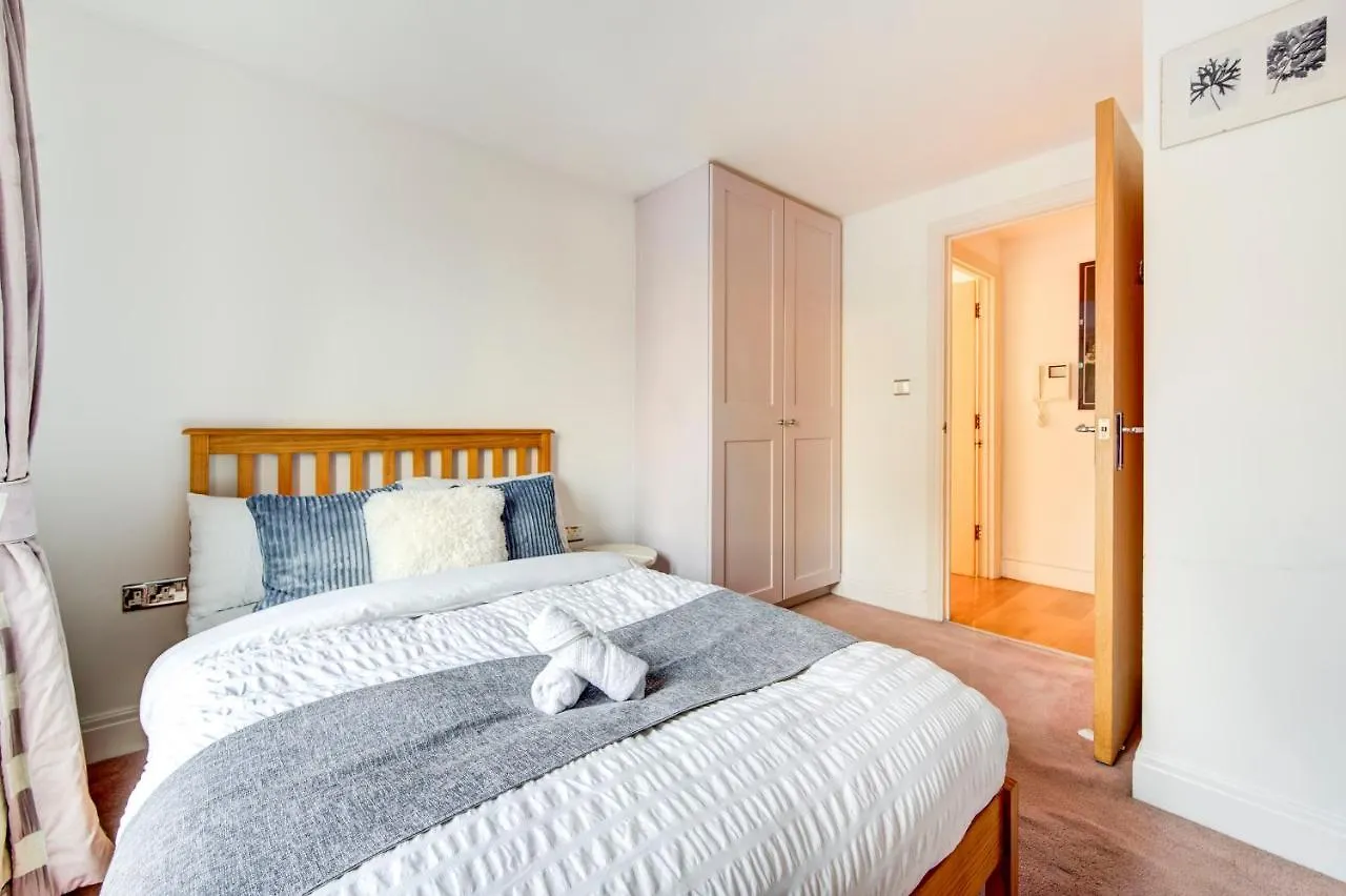 3-Bedroom Penthouse, Brentford, Free Parking 0*, Brentford