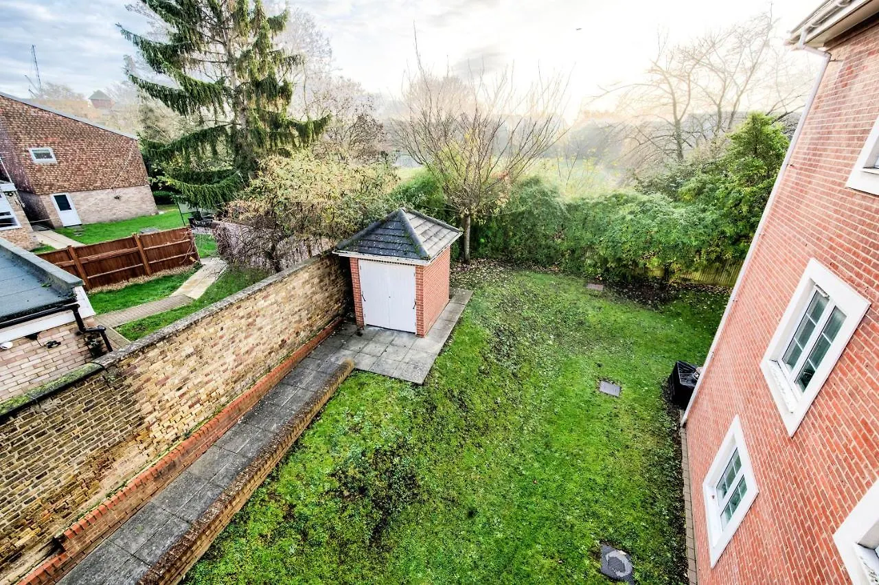 3-Bedroom Penthouse, Brentford, Free Parking Apartment