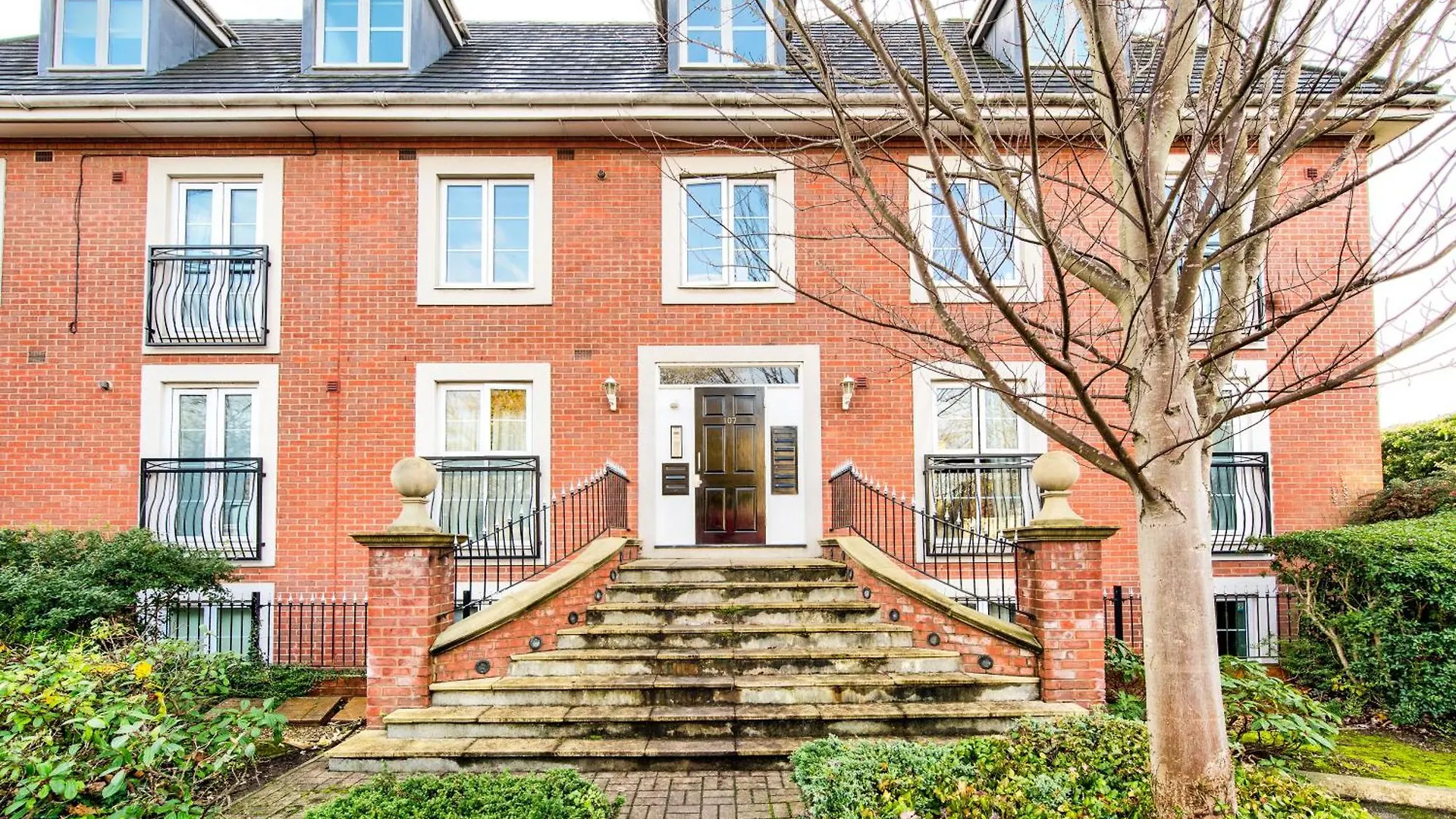 Apartment 3-Bedroom Penthouse, Brentford, Free Parking
