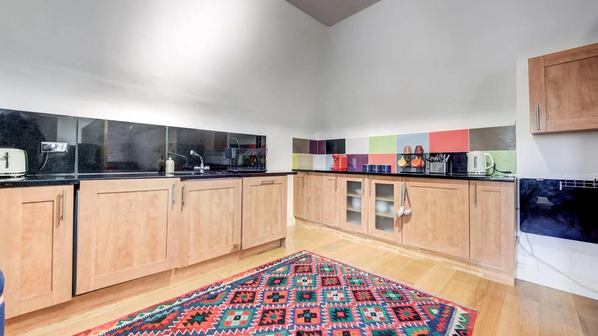 3-Bedroom Penthouse, Brentford, Free Parking Brentford