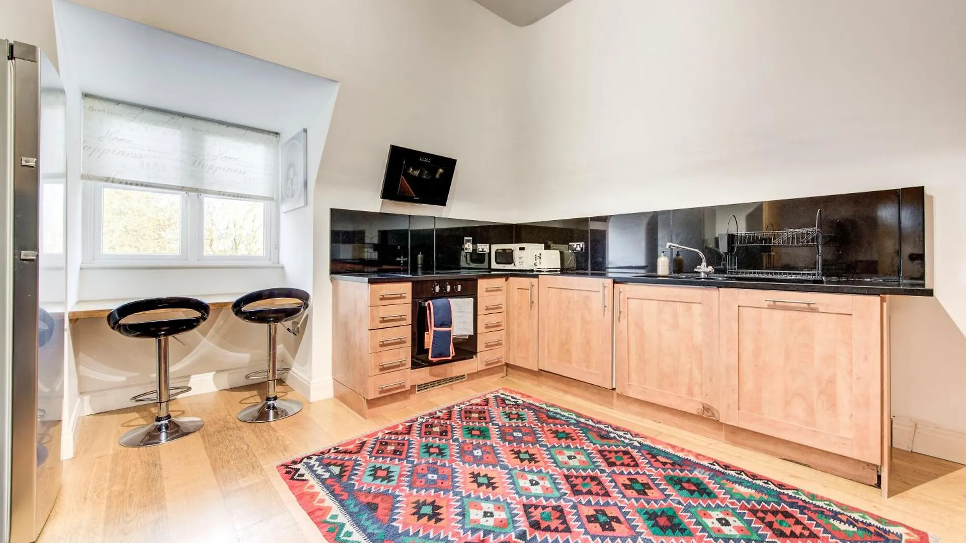 3-Bedroom Penthouse, Brentford, Free Parking 0*, Brentford